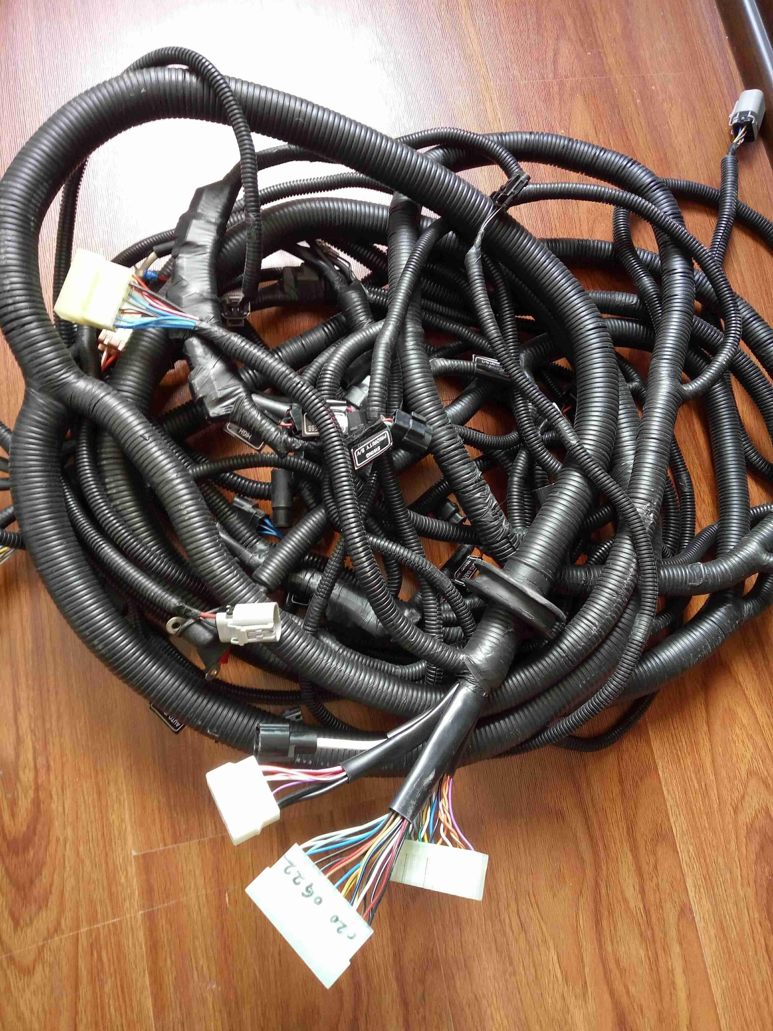 The main wiring harness and frame wiring harness for Daewoo Doosan excavators DH150-7/220/225/300 are not interchangeable.